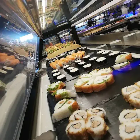 Photo de sushis depuis l'intérieur de la vitrine